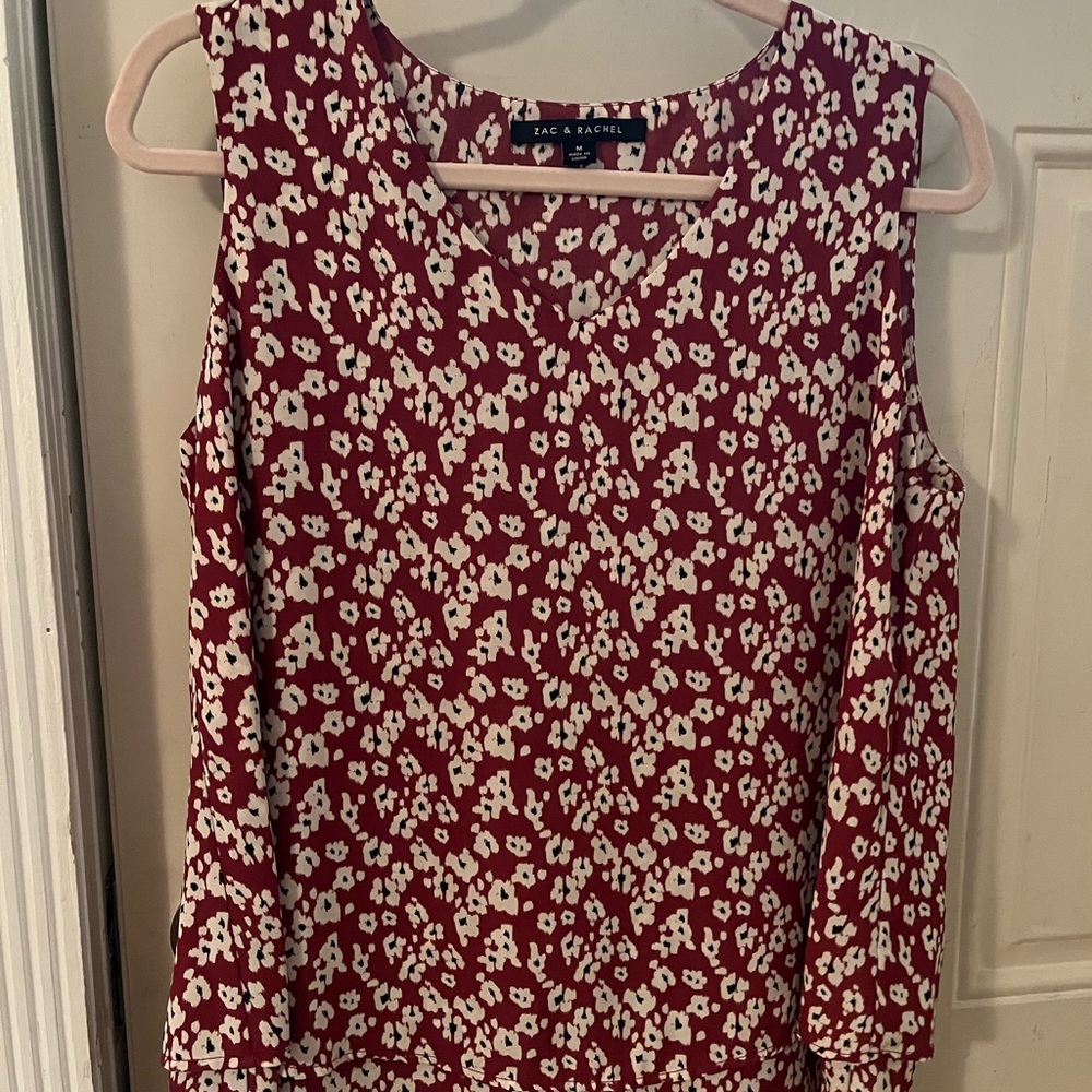 Zac & Rachel sleeveless top size medium. New without tags.